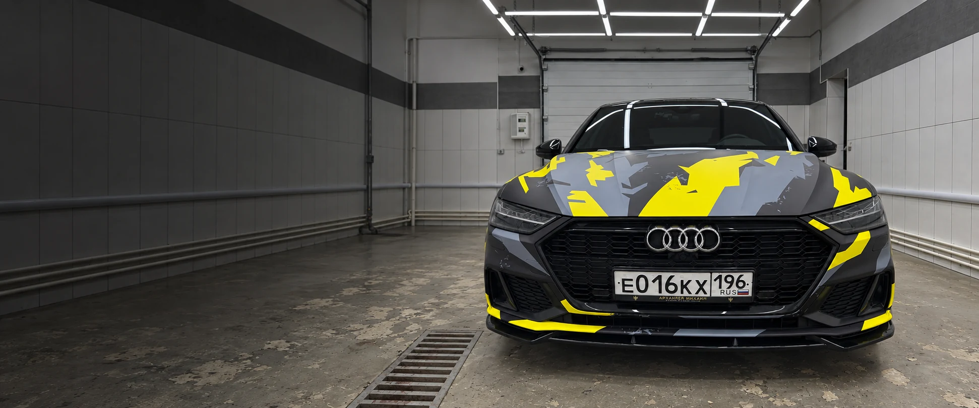 Audi в жёлто-сером виниле в боксе WRAPTON STUDIO